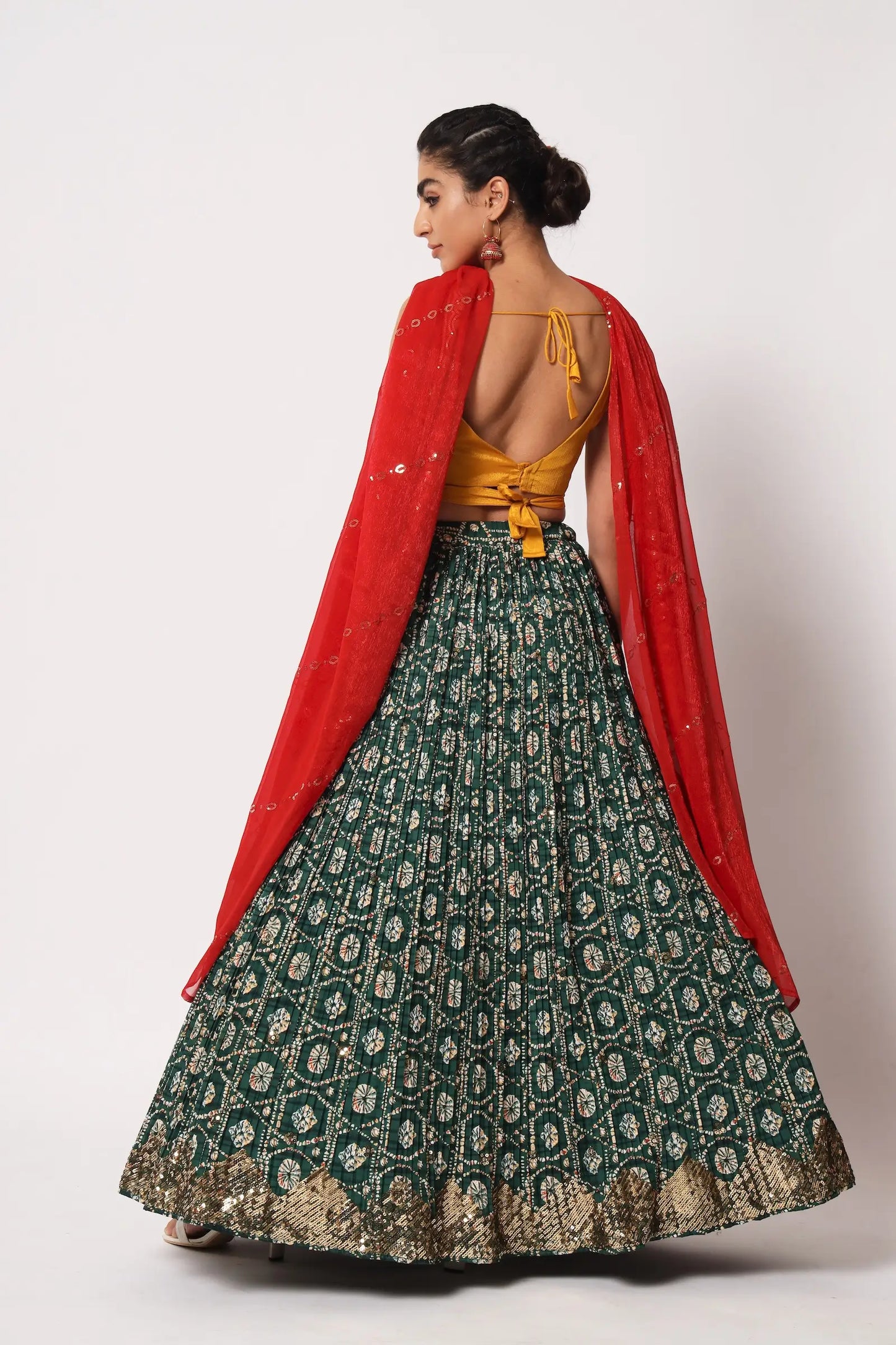 Lehenga Choli Vert Émeraude en Soie avec Effet Froissé, Motifs Imprimés Luxueux et Broderies de Sequins Scintillants | Tenue de Mariage et Fête Traditionnelle | Ensemble 3 Pièces Vert avec Dupatta