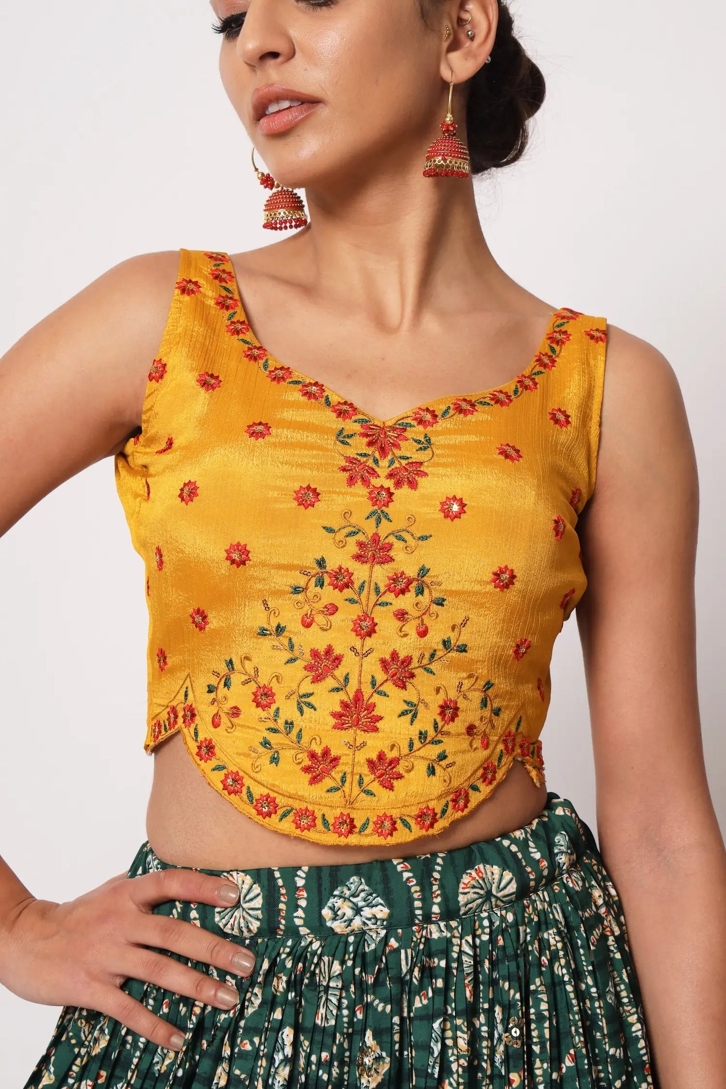 Lehenga Choli Vert Émeraude en Soie avec Effet Froissé, Motifs Imprimés Luxueux et Broderies de Sequins Scintillants | Tenue de Mariage et Fête Traditionnelle | Ensemble 3 Pièces Vert avec Dupatta