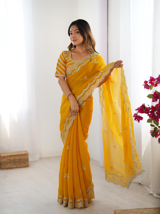 Sari de fête jaune scintillant avec broderies et sequins