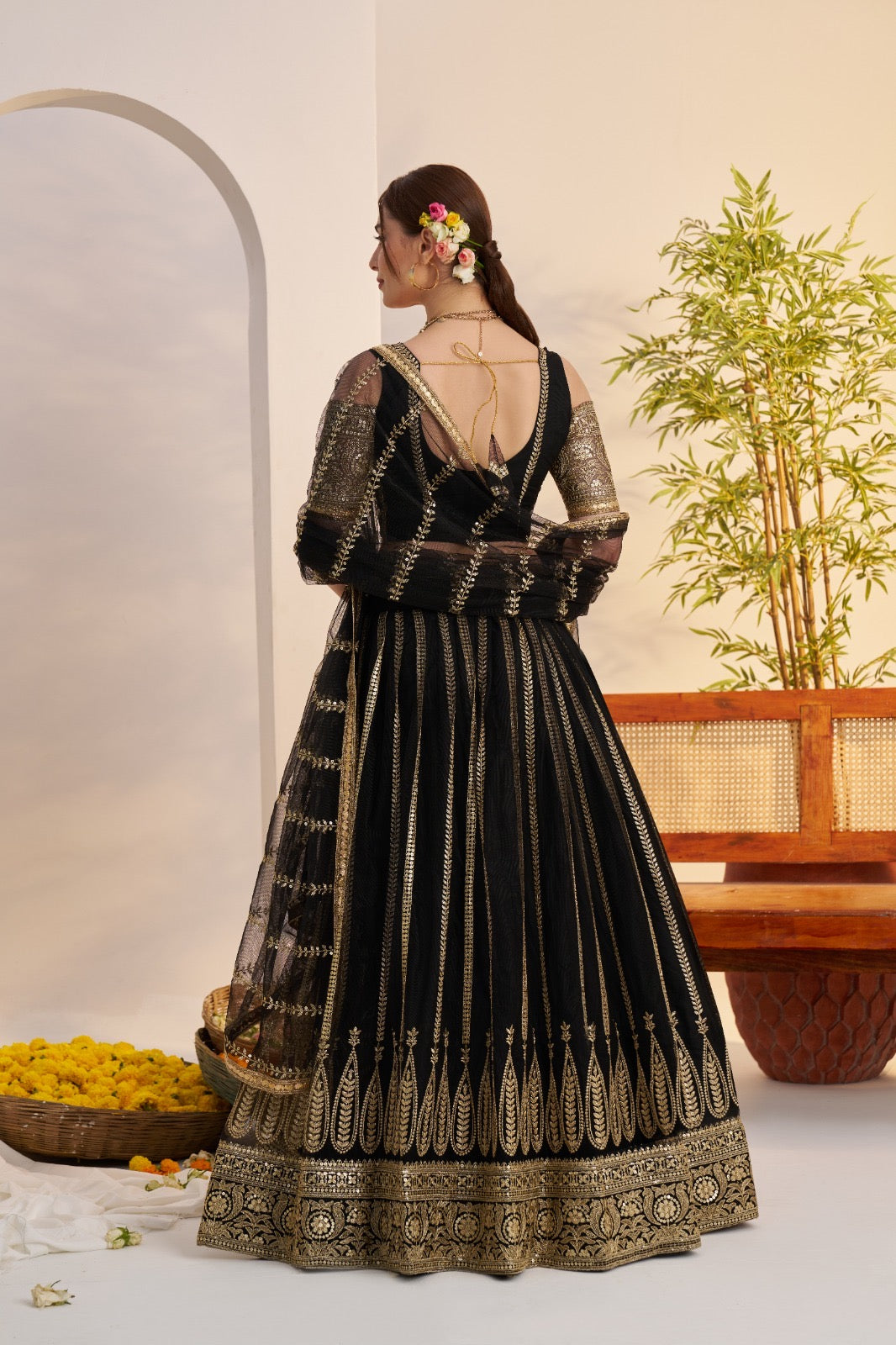 Lehenga noir en filet avec broderies et sequins COLLECTION MAISHA