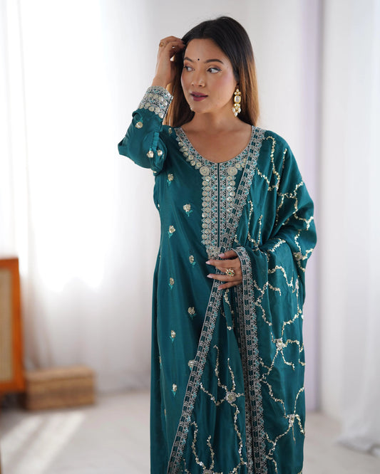 Ensemble Salwar Kameez bleu canard en soie chinon avec délicate broderie et sequins