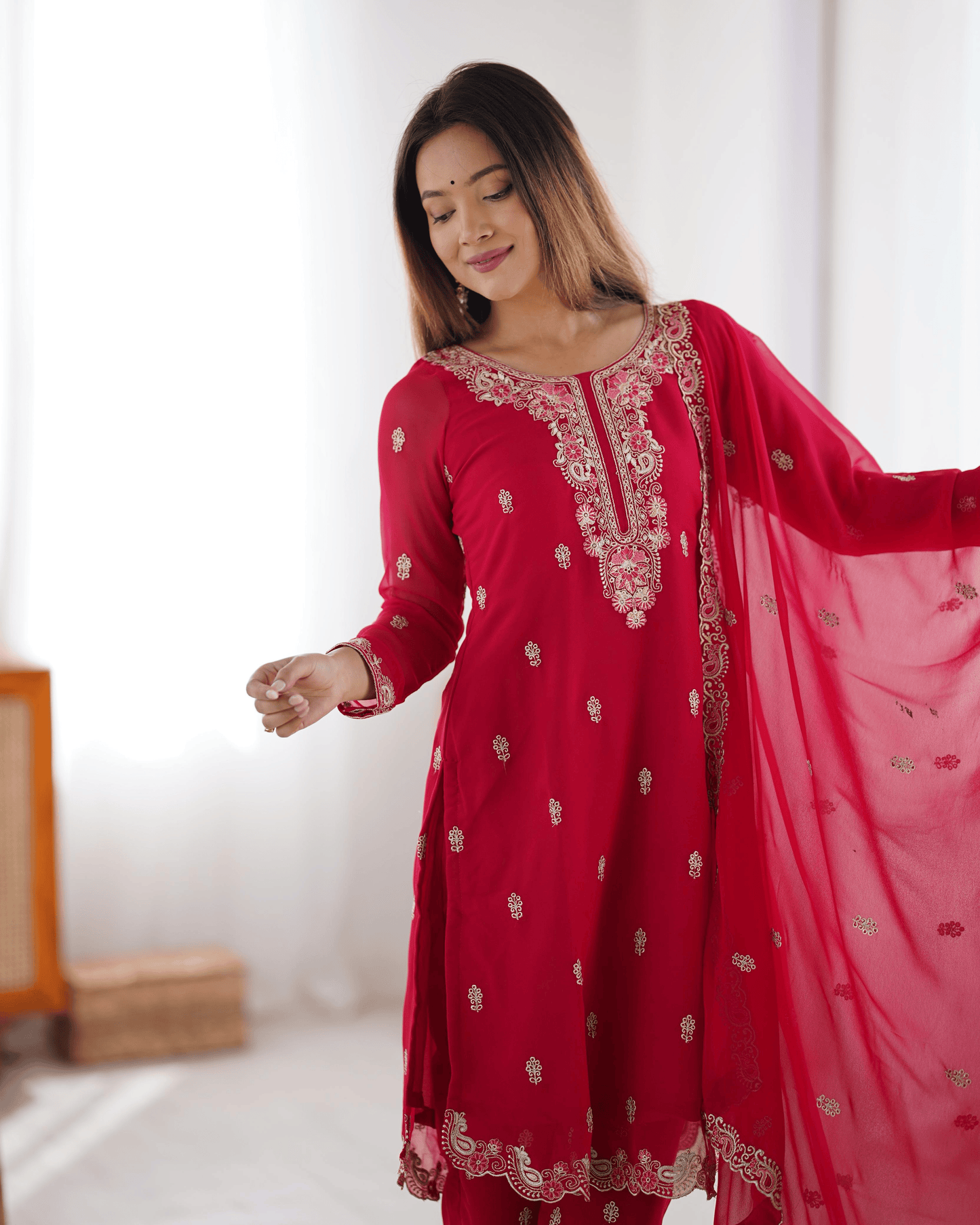 Beeren-lila-rotes Sharara-Set mit Kordelstickerei, Pailletten und Nietenperlen