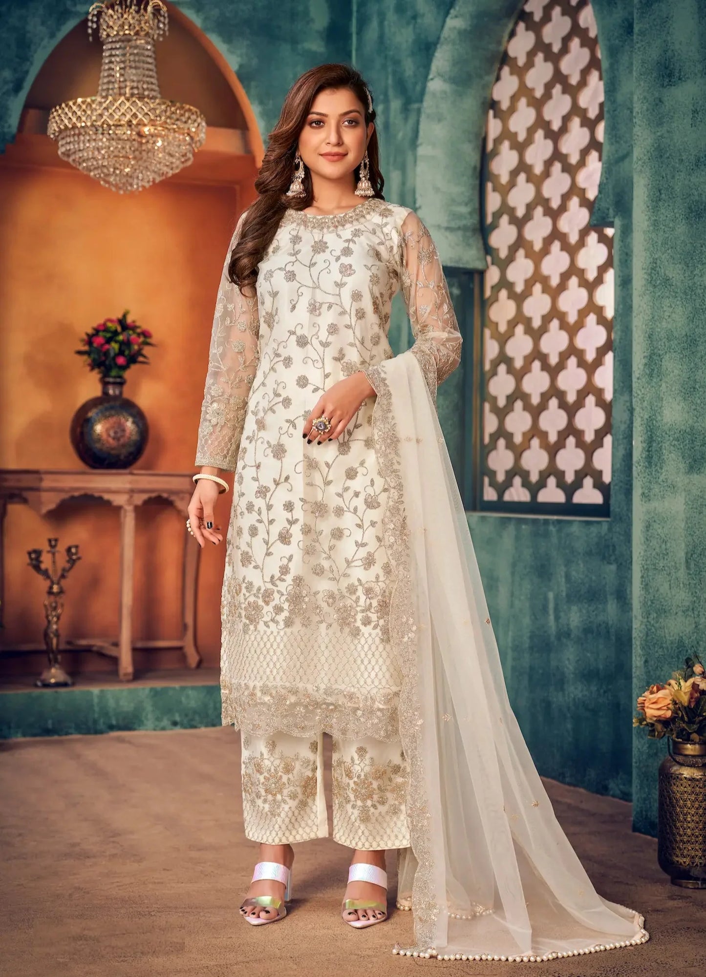 Weißer Salwar-Anzug aus Netzstoff mit Faden- und Paillettenstickerei