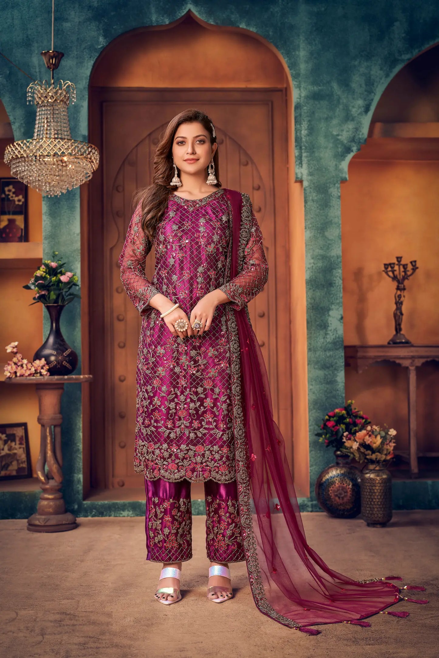 Salwar avec broderie en fils et sequins sur tulle violet foncé