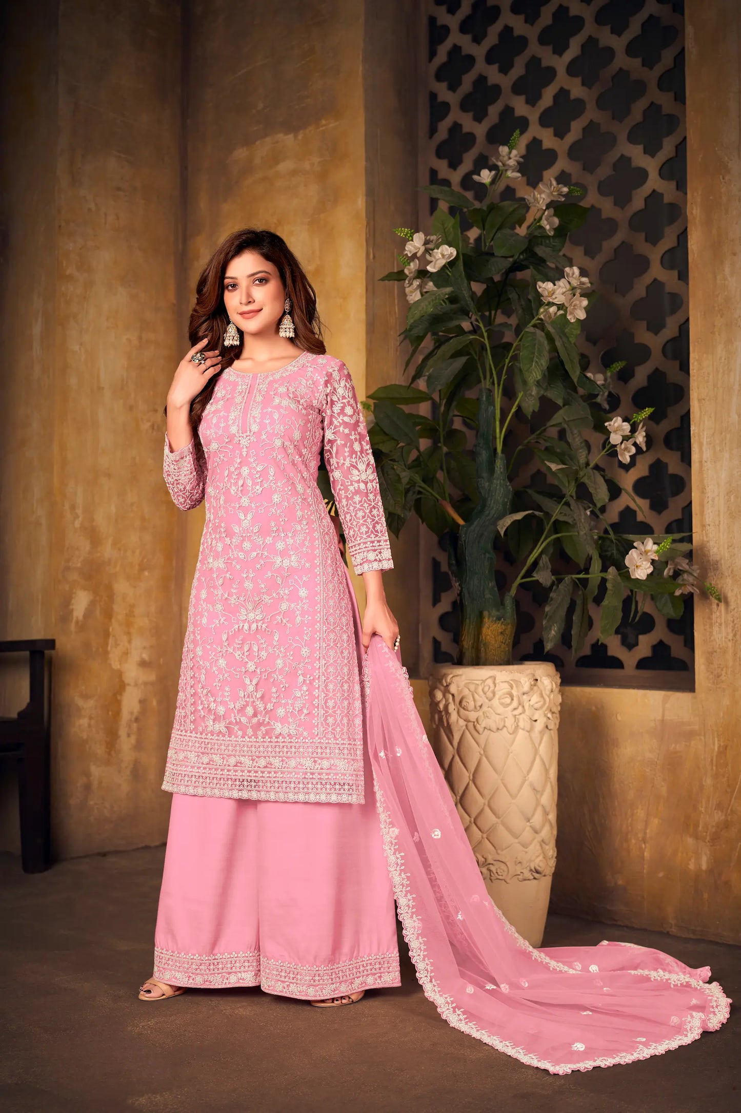 Salwar suit en filet rose clair avec broderie au fil et sequins