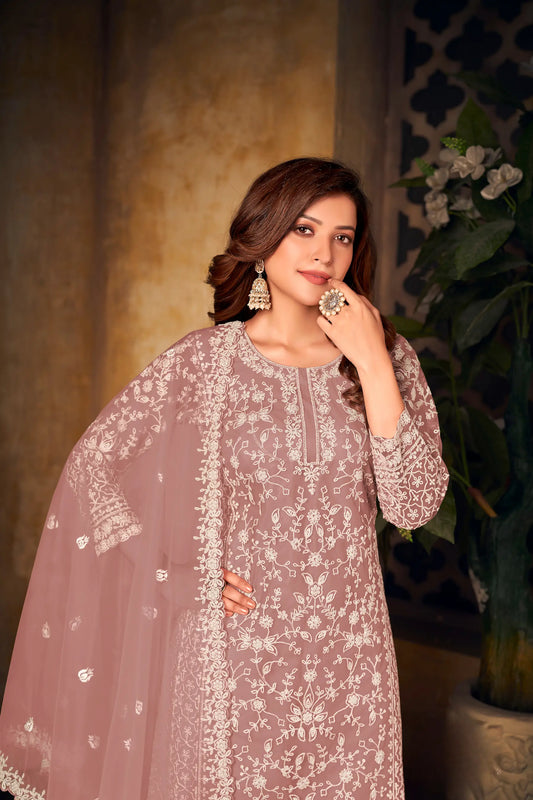 Salwar suit en filet pêche poudré avec broderie au fil et sequins