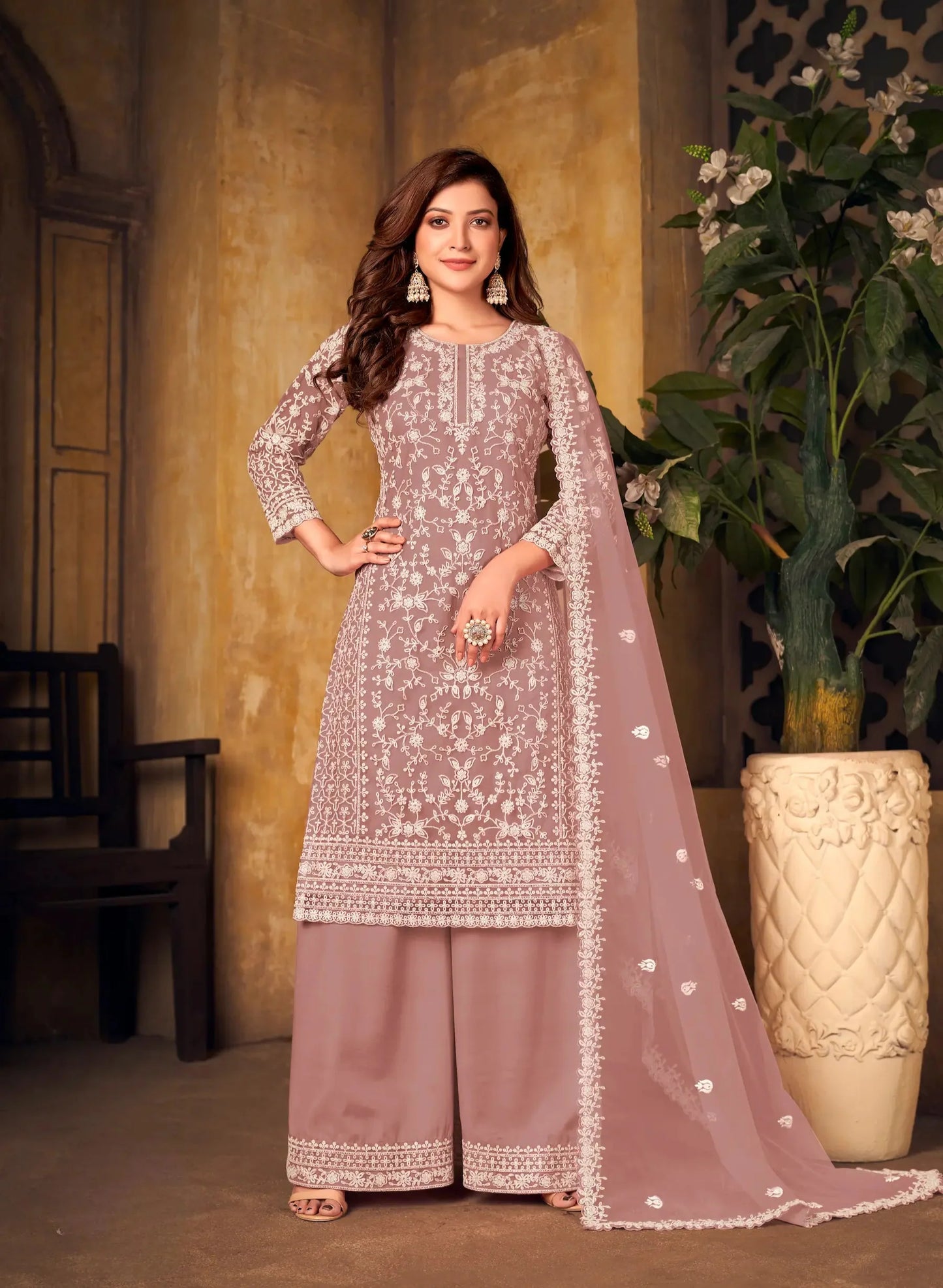Salwar suit en filet pêche poudré avec broderie au fil et sequins