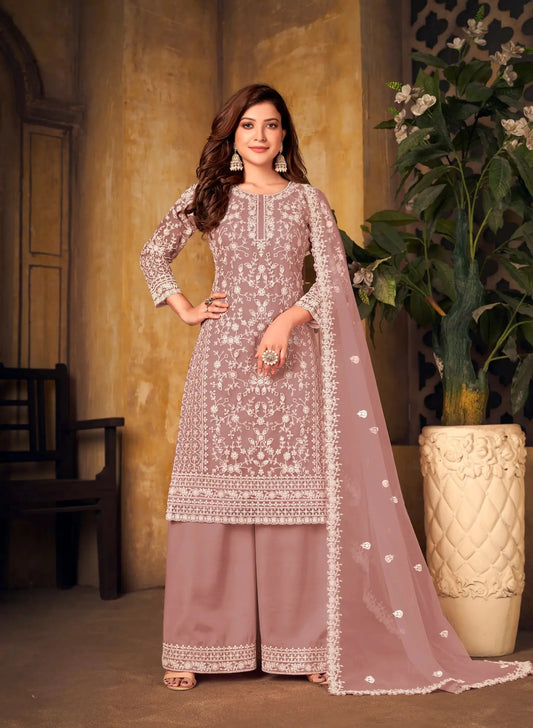 Salwar suit en filet pêche poudré avec broderie au fil et sequins