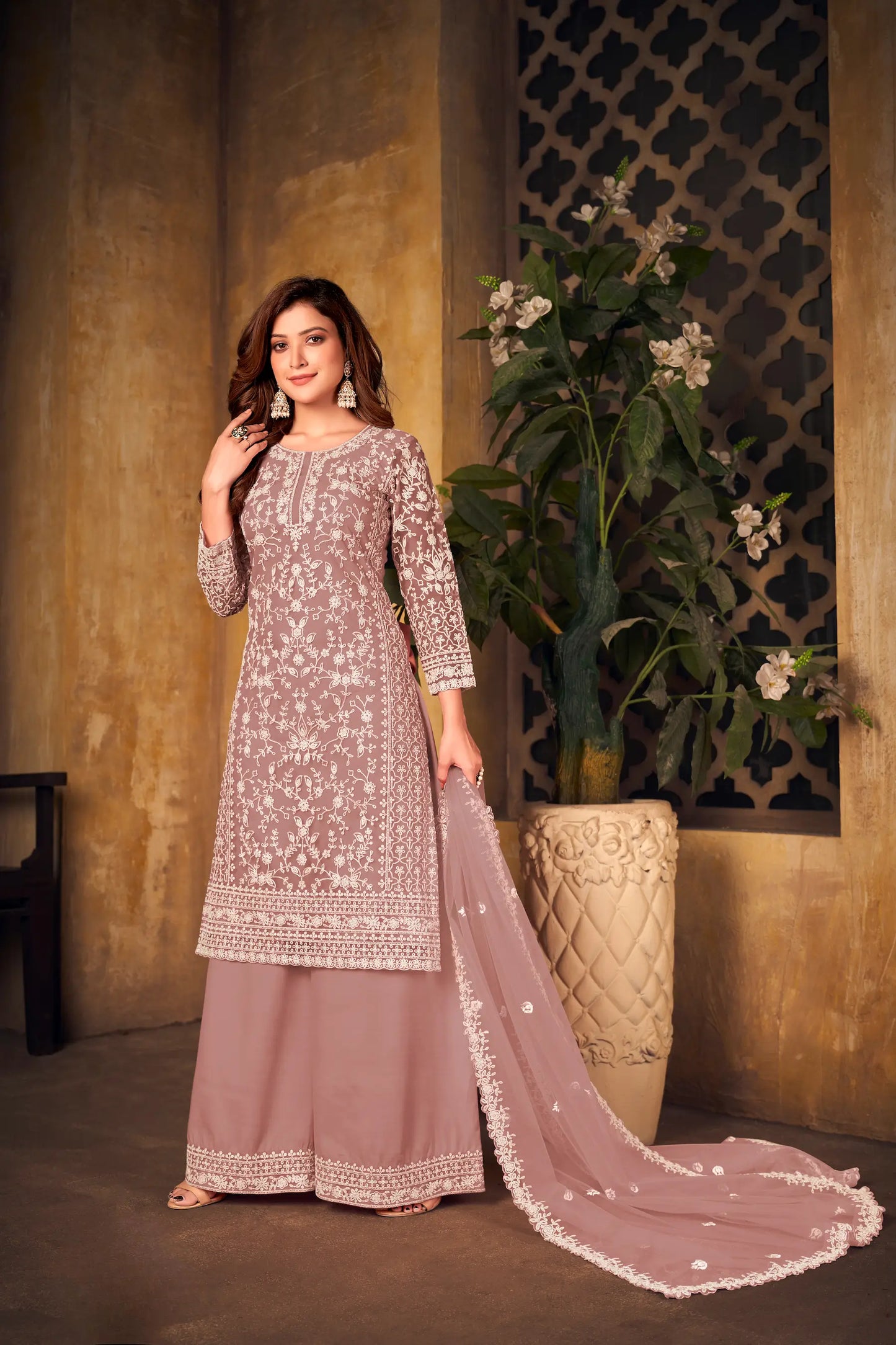 Salwar suit en filet pêche poudré avec broderie au fil et sequins