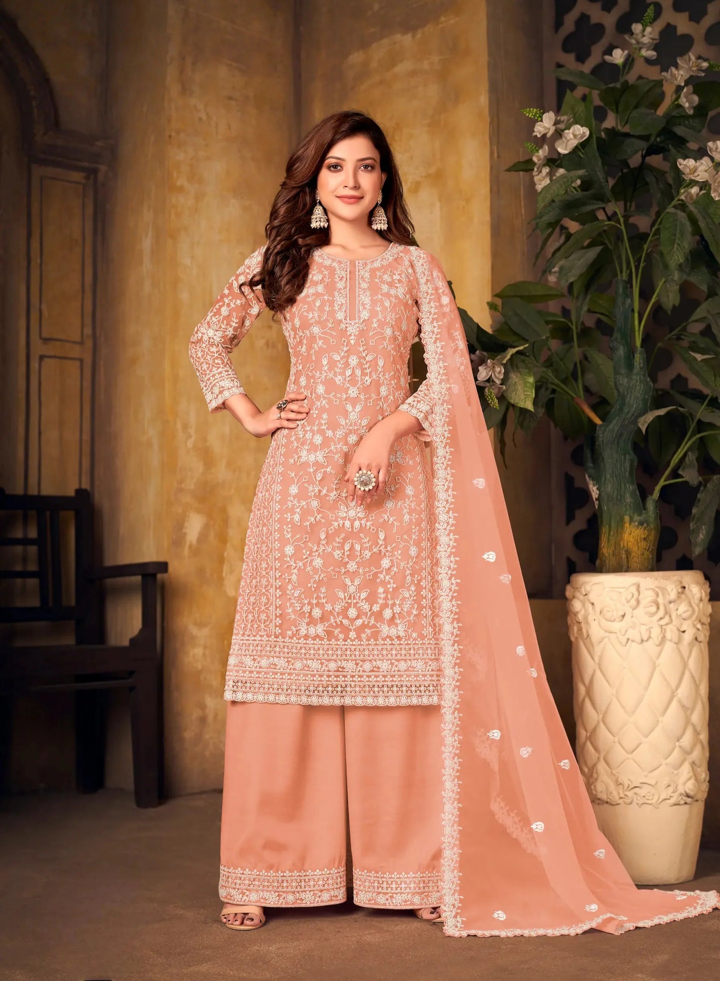 Salwar suit en filet pêche avec broderie au fil et sequins