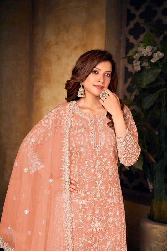 Salwar suit en filet pêche avec broderie au fil et sequins