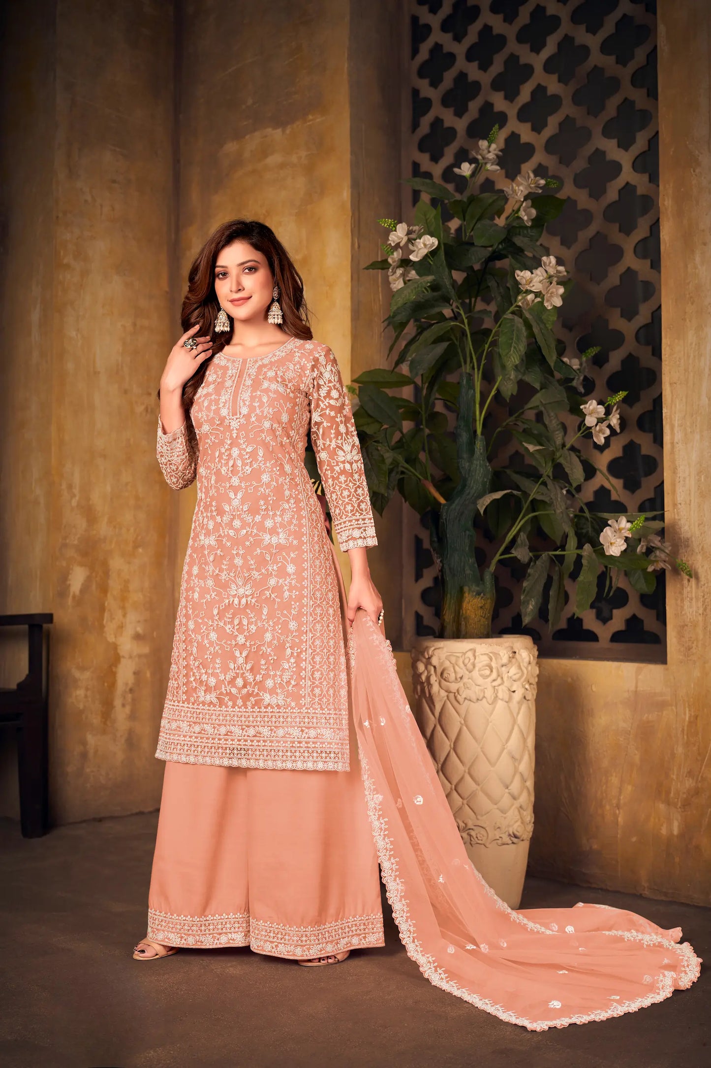 Salwar suit en filet pêche avec broderie au fil et sequins