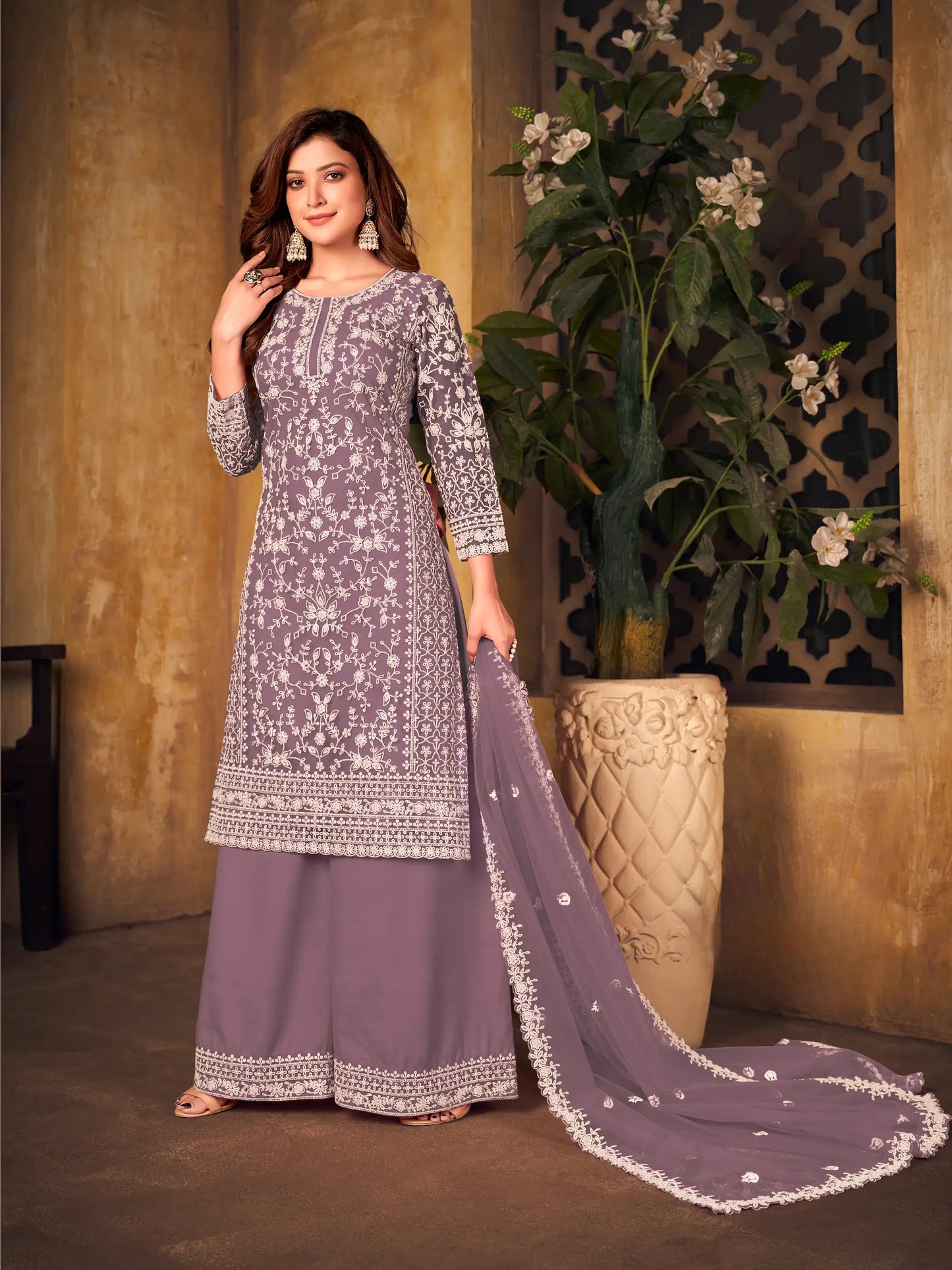 Salwar suit en filet lavande clair avec broderie au fil et sequins.
