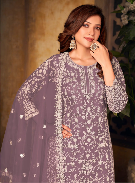 Salwar suit en filet lavande clair avec broderie au fil et sequins.