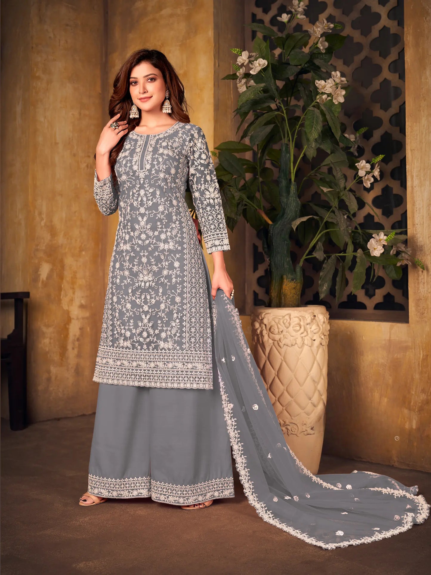 Salwar suit en filet gris avec broderie au fil et sequins