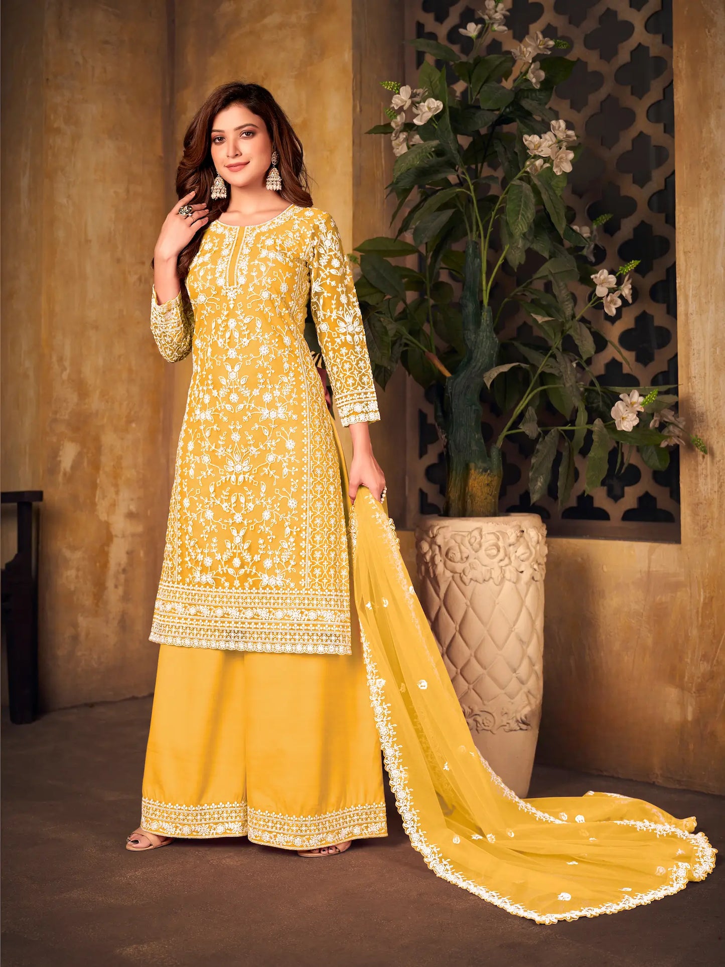 Salwar suit en filet jaune avec broderie au fil et sequins