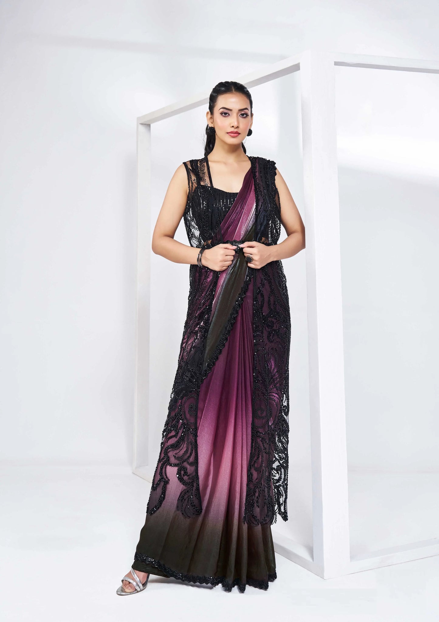Konfektions-Sari „One Minute“ aus schwarzem und traubenviolettem Seidensatin mit handbestickter Bluse