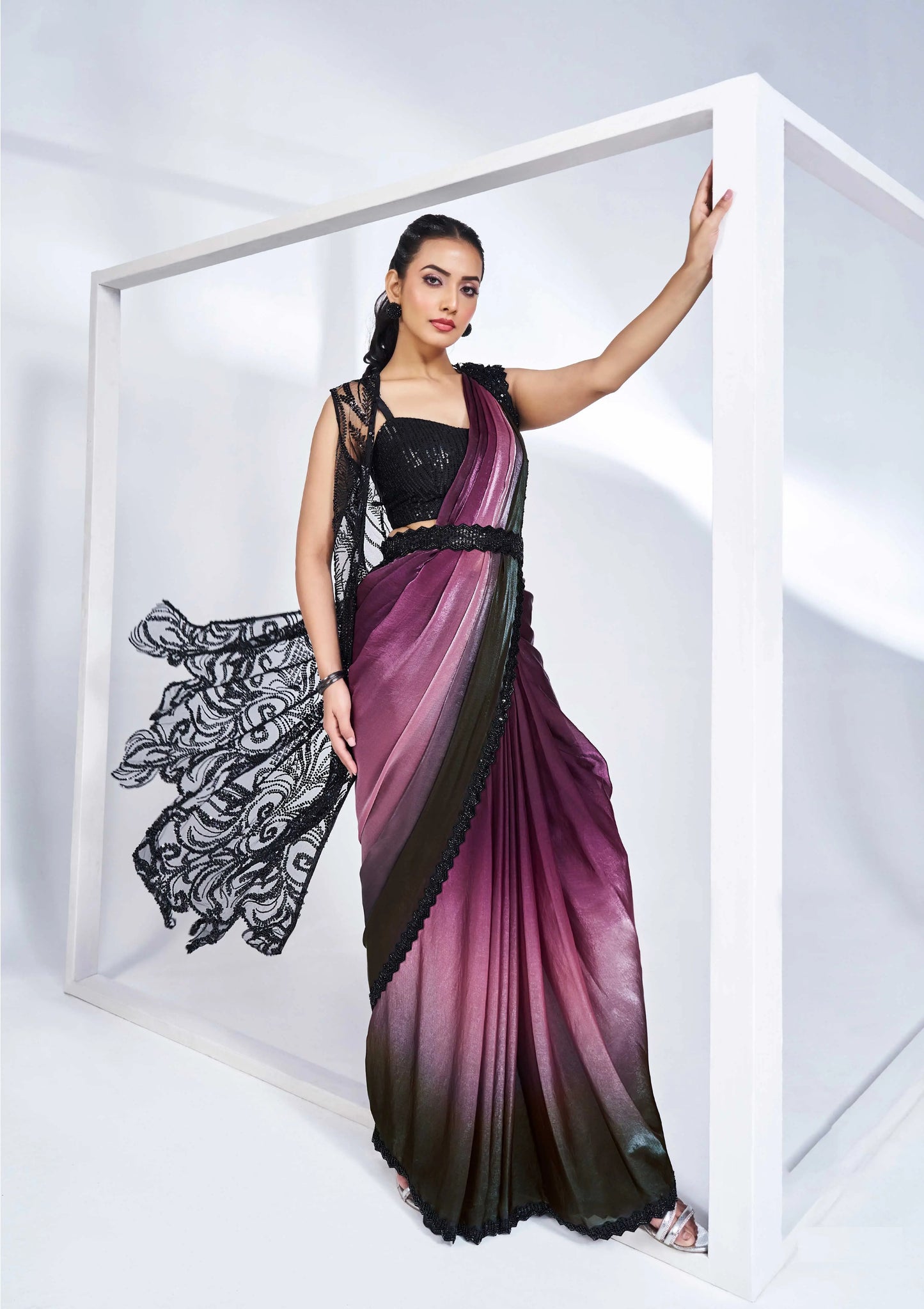 Konfektions-Sari „One Minute“ aus schwarzem und traubenviolettem Seidensatin mit handbestickter Bluse