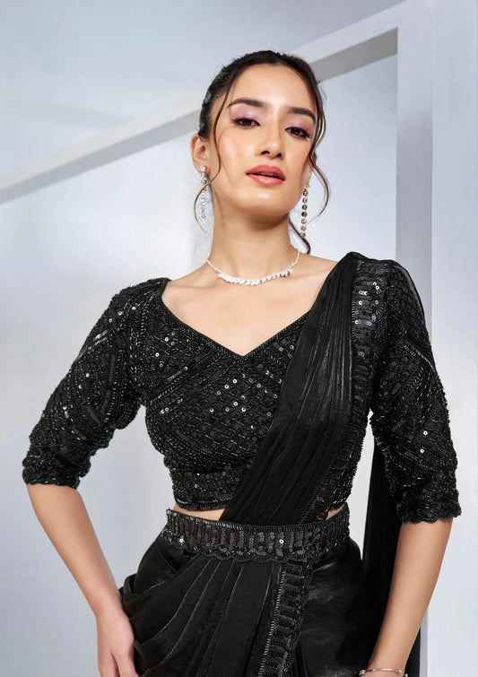 Sari prêt-à-porter en satin de soie noir avec blouse à travail manuel chargé