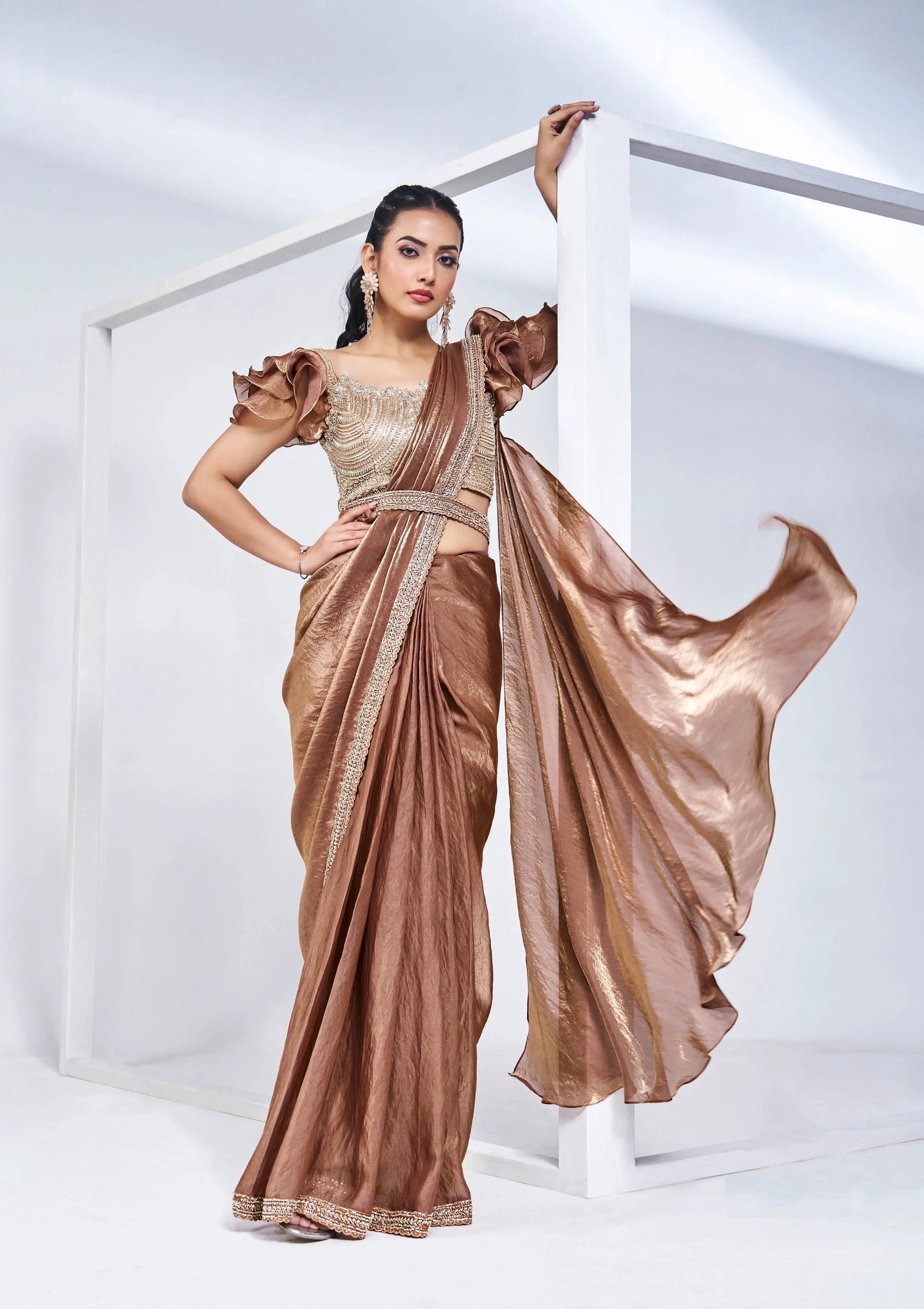 „One Minute“ Konfektions-Sari aus senfgelbem Seidensatin mit handbestickter Bluse