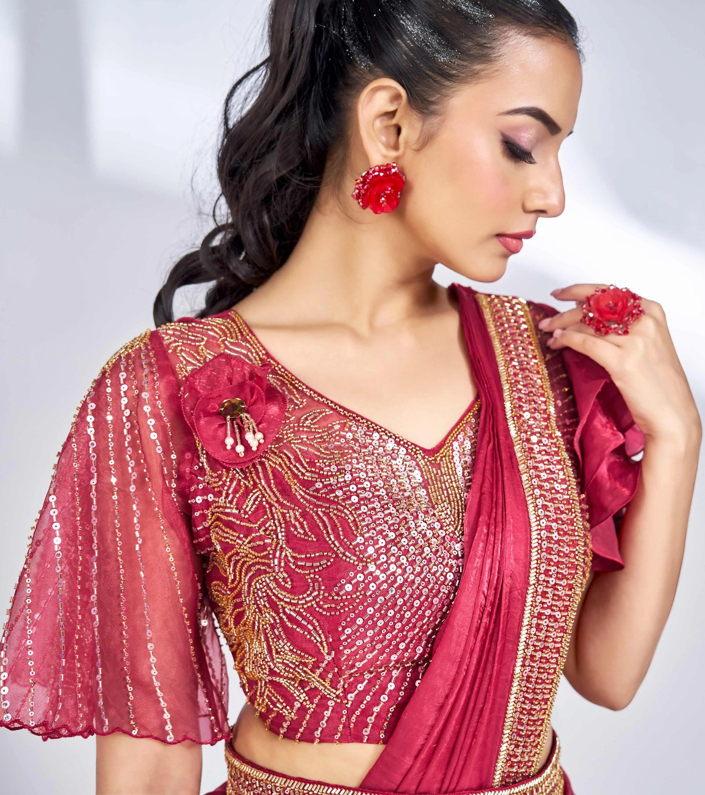 Konfektions-Sari „One Minute“ aus kirschrotem Seidensatin mit handbestickter Bluse