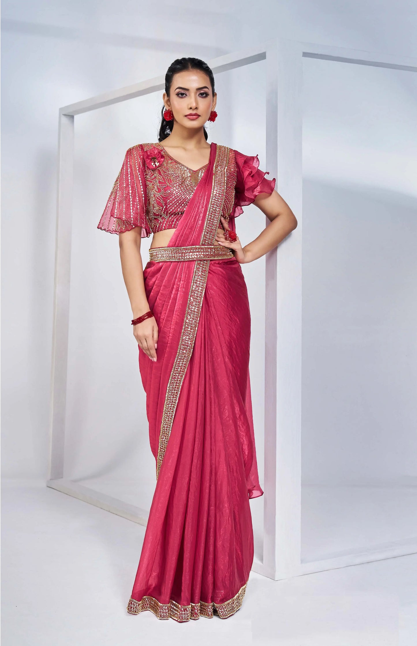 Konfektions-Sari „One Minute“ aus kirschrotem Seidensatin mit handbestickter Bluse