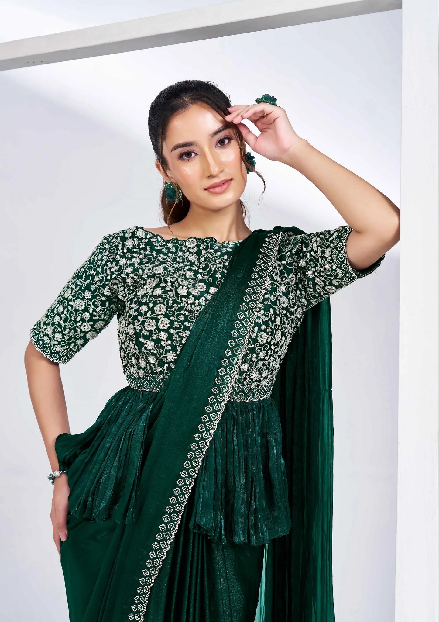 Ready-to-Wear „One Minute“ Sari aus grünem Seidensatin mit handbestickter Bluse