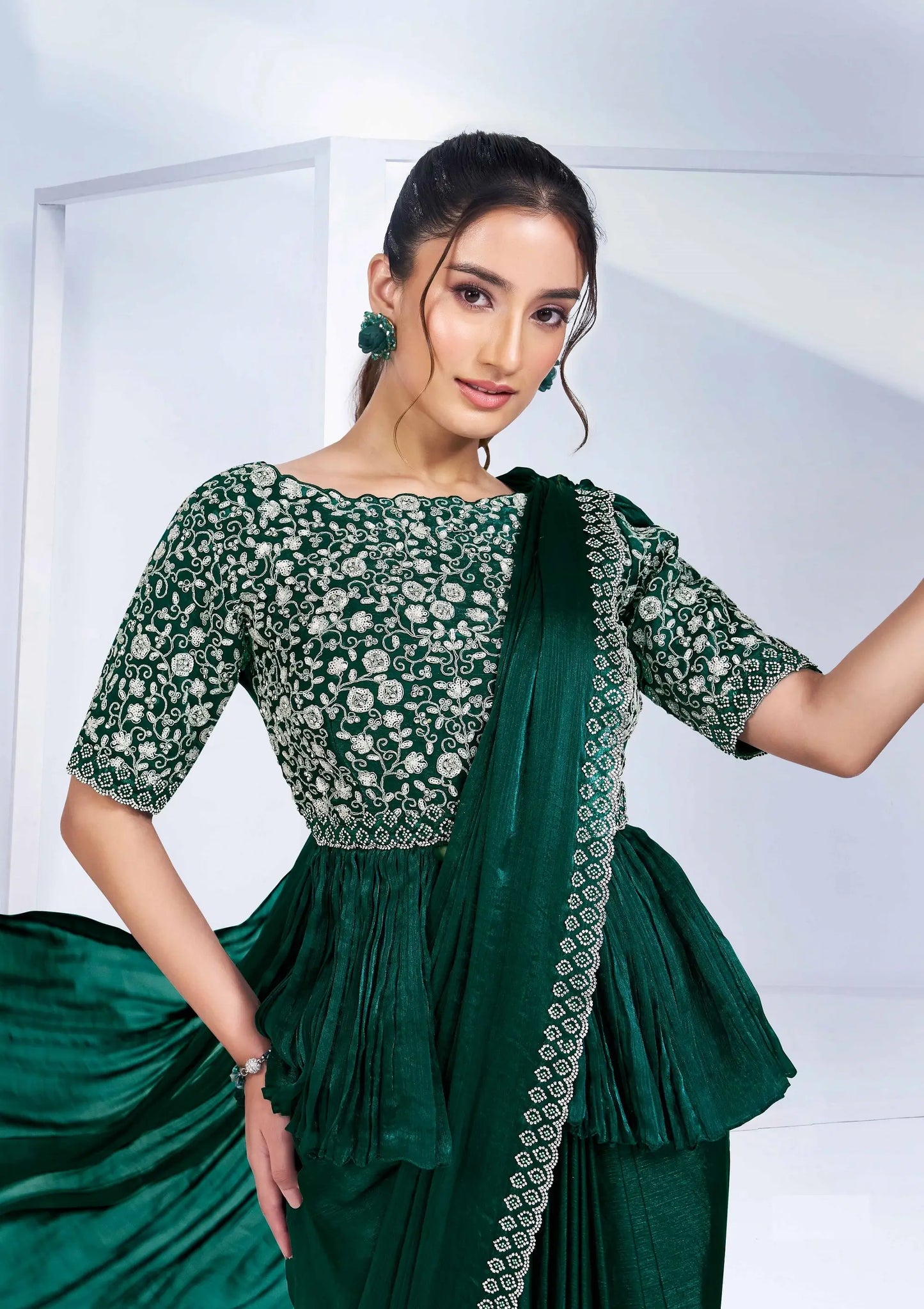 Ready-to-Wear „One Minute“ Sari aus grünem Seidensatin mit handbestickter Bluse
