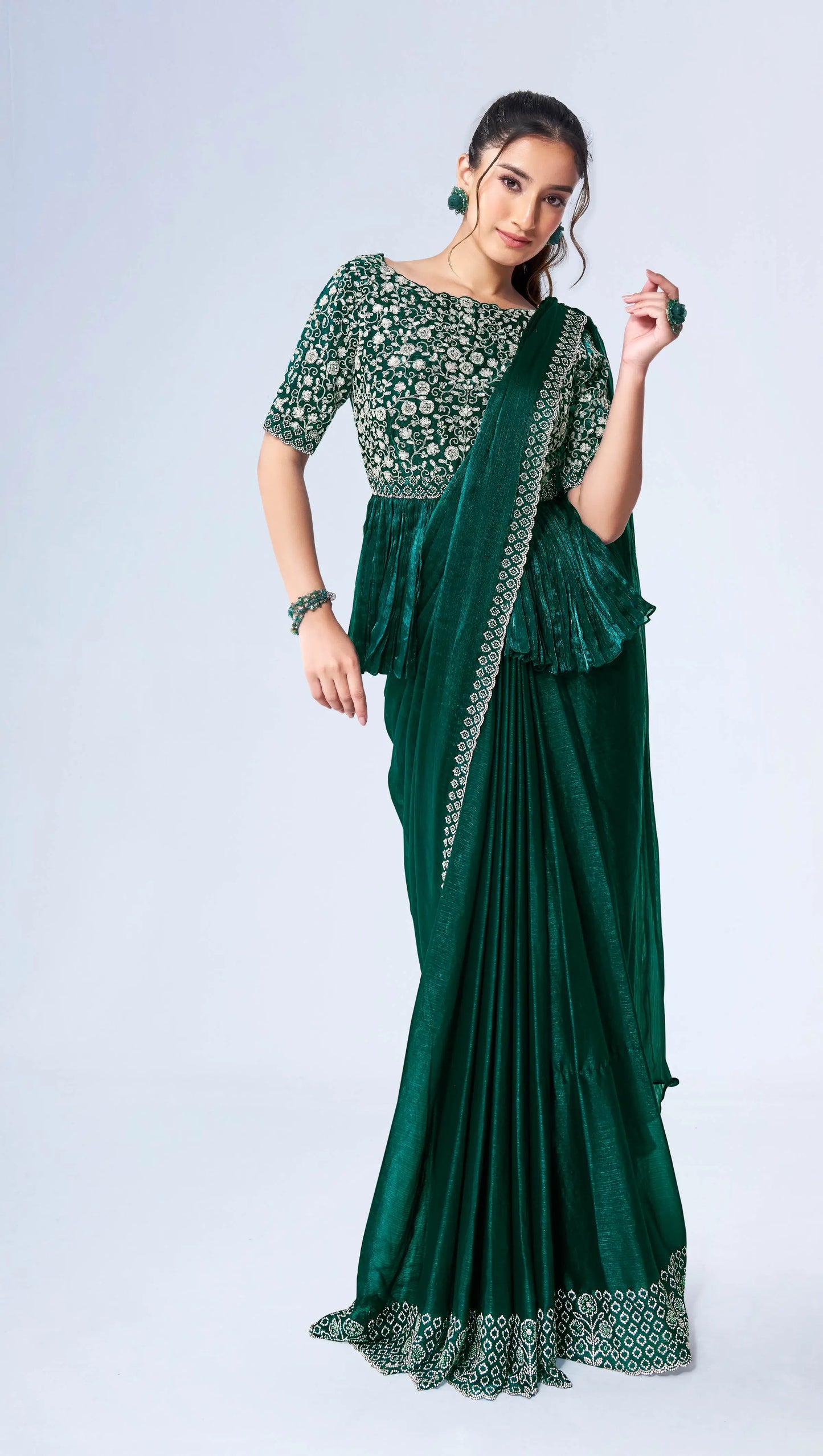 Ready-to-Wear „One Minute“ Sari aus grünem Seidensatin mit handbestickter Bluse