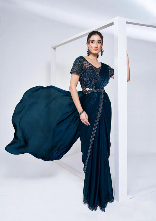 Sari Prêt-à-Porter en satin de soie bleu marine avec blouse brodée à la main