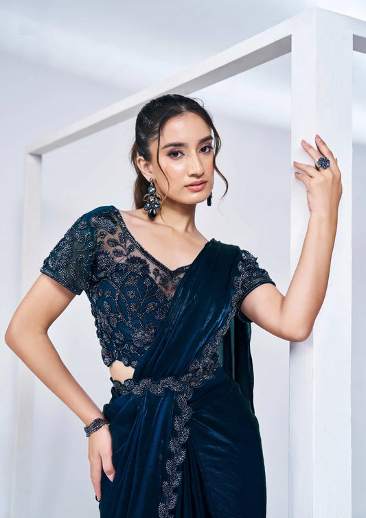 Sari Prêt-à-Porter en satin de soie bleu marine avec blouse brodée à la main