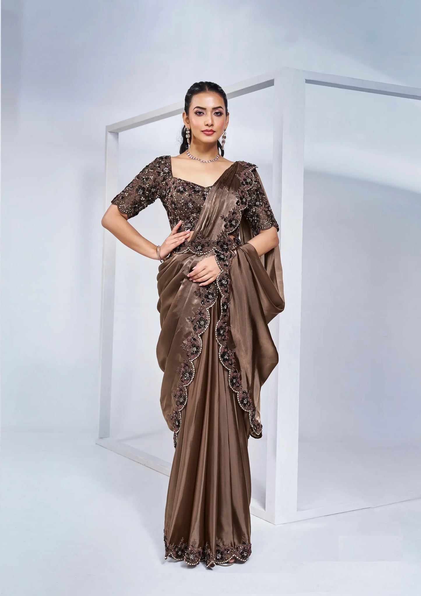 In einer Minute tragefertiger Sari aus kaffeefarbenem Seidensatin mit handbestickter Bluse