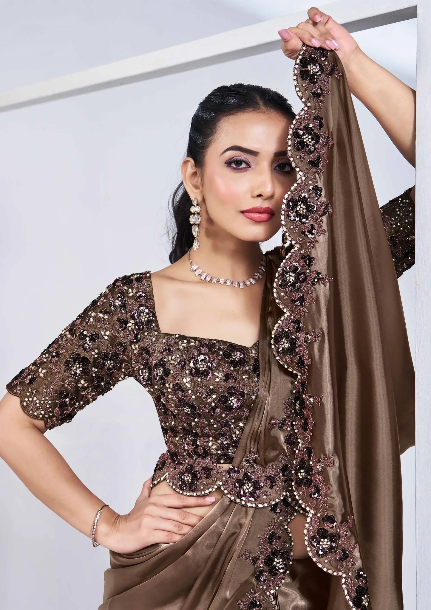 In einer Minute tragefertiger Sari aus kaffeefarbenem Seidensatin mit handbestickter Bluse