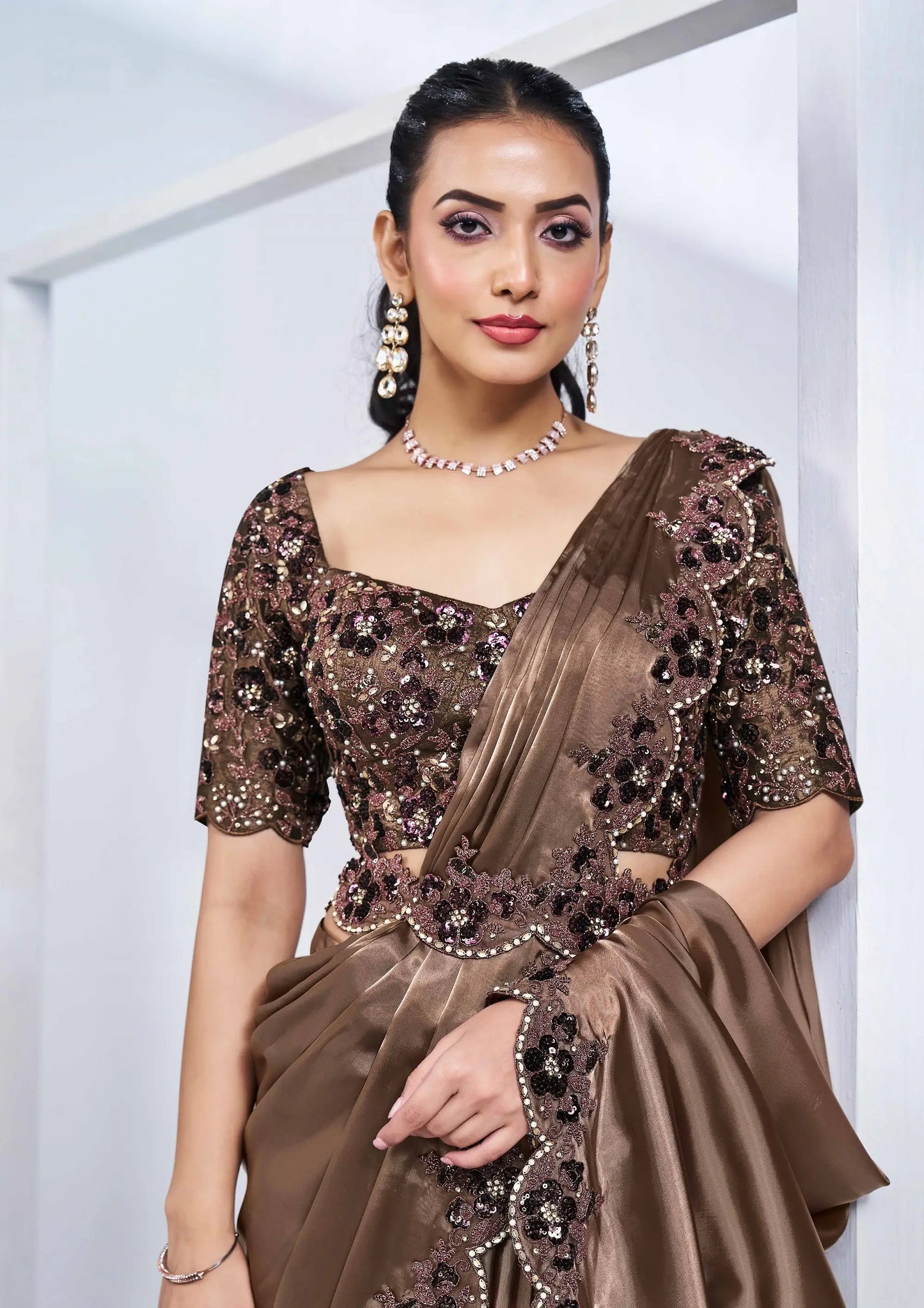 In einer Minute tragefertiger Sari aus kaffeefarbenem Seidensatin mit handbestickter Bluse