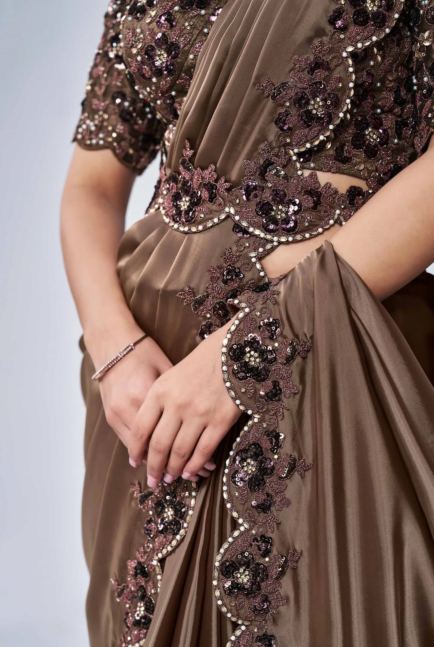 In einer Minute tragefertiger Sari aus kaffeefarbenem Seidensatin mit handbestickter Bluse
