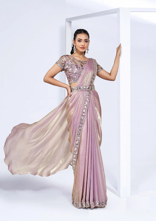 Sari lavande en satin soie prêt-à-porter “One Minute Saree” avec blouse brodée à la main