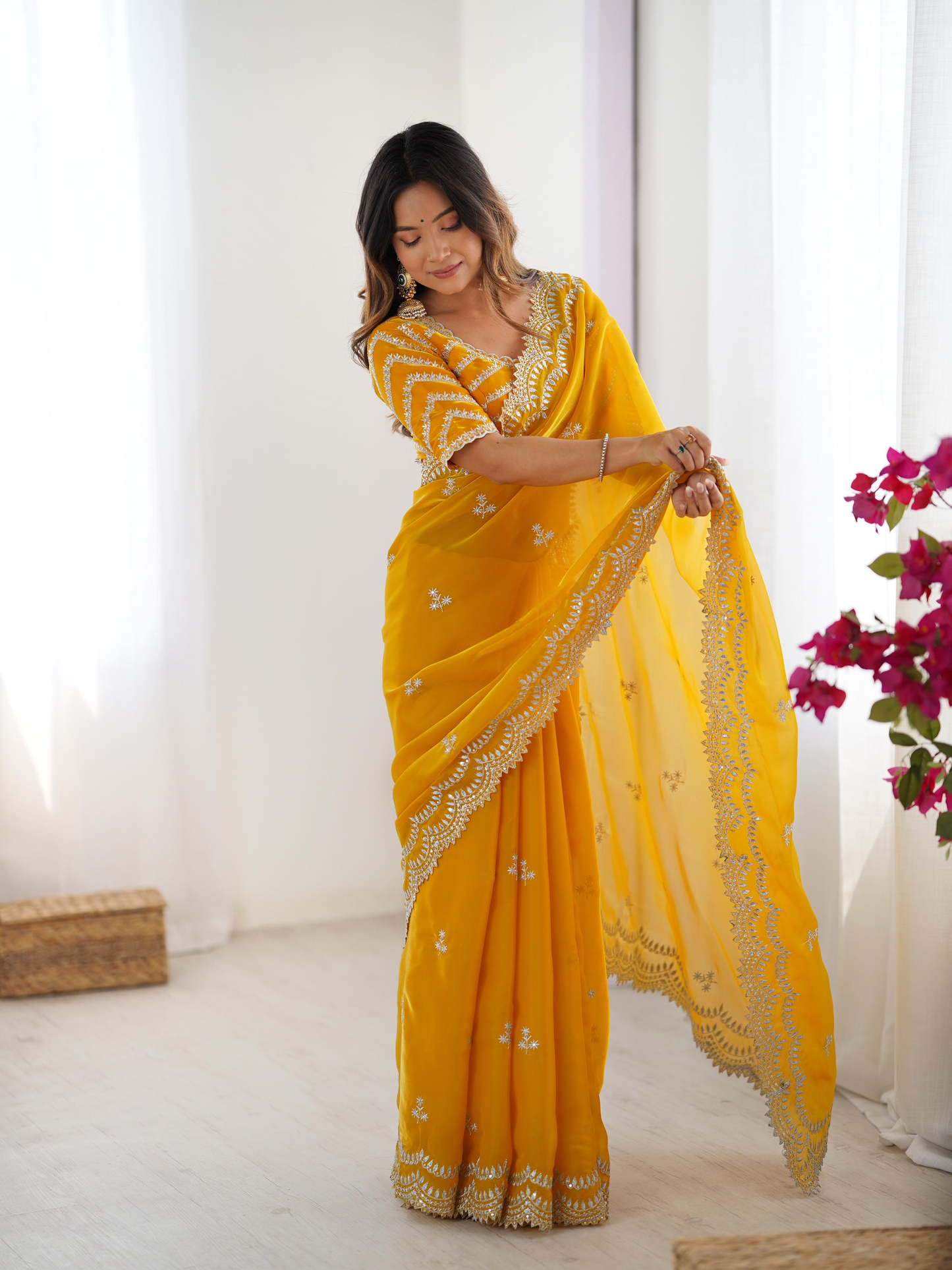 Sari de fête jaune scintillant avec broderies et sequins