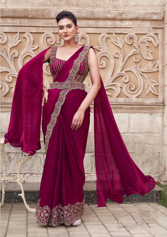 Sari prêt-à-porter rouge cerise avec perles et travail fait main, accompagné d’une ceinture COLLECTION URVASHI