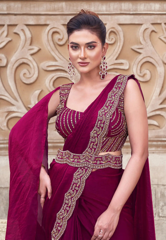 Sari prêt-à-porter rouge cerise avec perles et travail fait main, accompagné d’une ceinture COLLECTION URVASHI