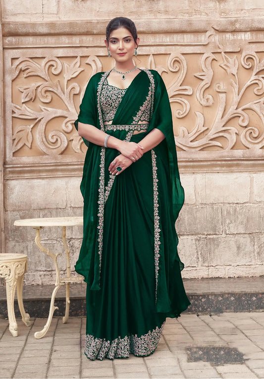Sari prêt-à-porter vert foncé bouteille avec sequins et travail fait main, accompagné d’une cape COLLECTION URVASHI