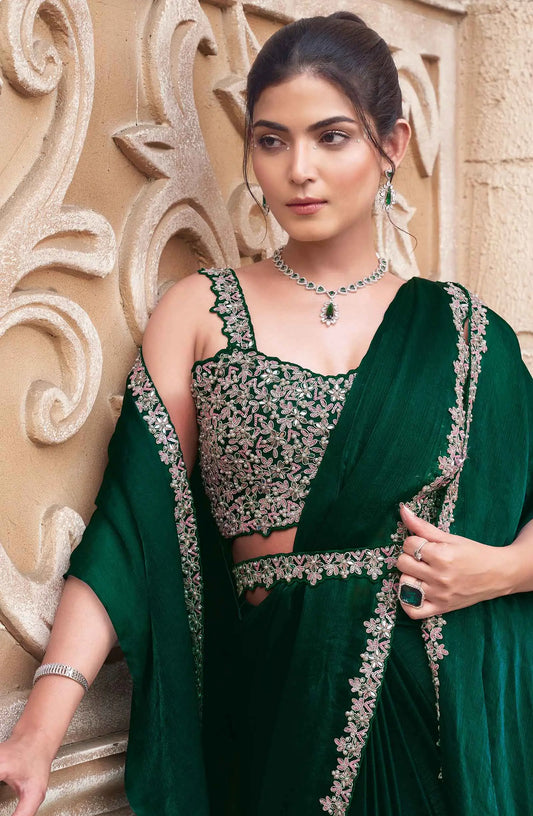 Sari prêt-à-porter vert foncé bouteille avec sequins et travail fait main, accompagné d’une cape COLLECTION URVASHI