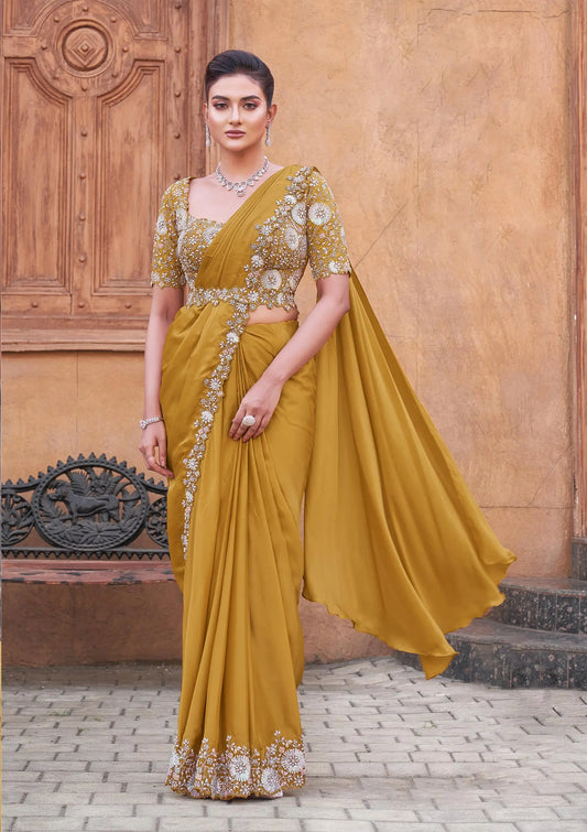 Sari prêt-à-porter jaune orangé perlé avec ceinture et broderies artisanales COLLECTION URVASHI