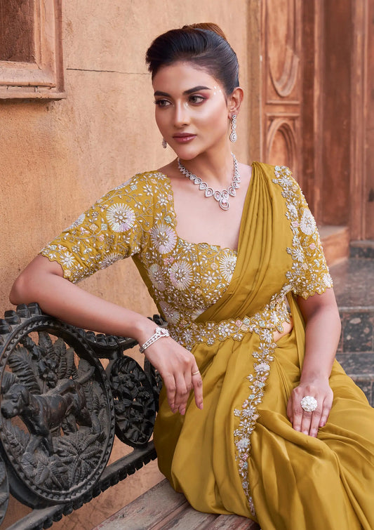 Sari prêt-à-porter jaune orangé perlé avec ceinture et broderies artisanales COLLECTION URVASHI