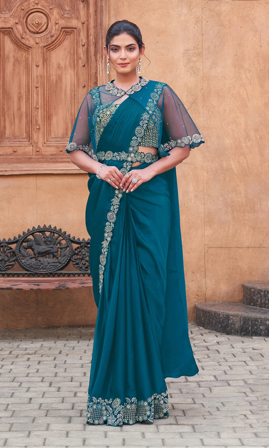 Sari prêt-à-porter bleu sarcelle avec sequins duo et finitions artisanales, accompagné d’un poncho COLLECTION URVASHI