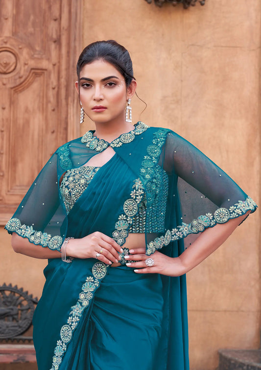Sari prêt-à-porter bleu sarcelle avec sequins duo et finitions artisanales, accompagné d’un poncho COLLECTION URVASHI