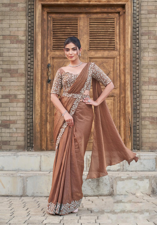 Sari prêt-à-porter marron clair avec sequins duo et perles, accompagné d’une ceinture COLLECTION URVASHI
