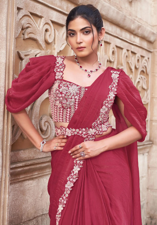 Sari prêt-à-porter rouge clair doux avec sequins duo et travail fait main, accompagné d’une ceinture COLLECTION URVASHI