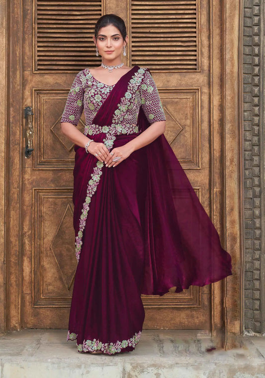 Sari Prêt-à-Porter rouge bordeaux avec perles et travail fait main, accompagné d’une ceinture COLLECTION URVASHI