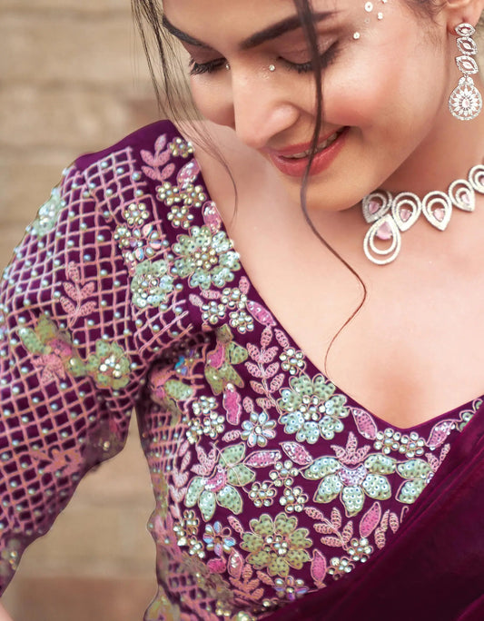 Sari Prêt-à-Porter rouge bordeaux avec perles et travail fait main, accompagné d’une ceinture COLLECTION URVASHI