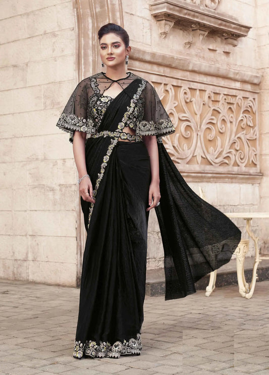 Sari prêt-à-porter noir fumé avec sequins duo et perles, accompagné d’un poncho COLLECTION URVASHI